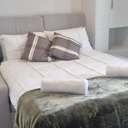 Cbd Quiet Upstairs Studio Apartment